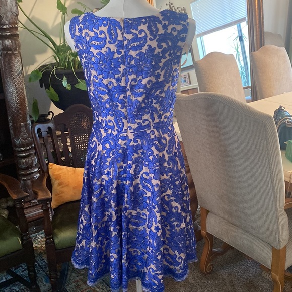 Beautiful dress size 6 with pockets on the sides - Picture 2 of 3